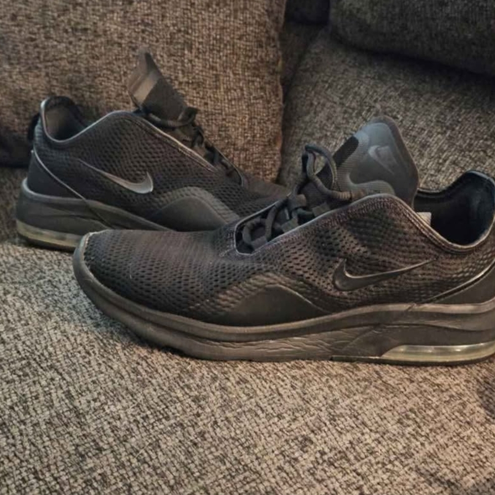 Nike Black Athletic Running Shoes with Cushioned Midsole